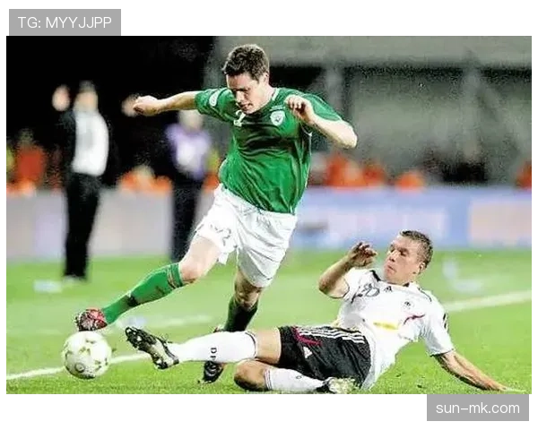 铲球后继续带球，这种行为的犯规判罚标准是什么？